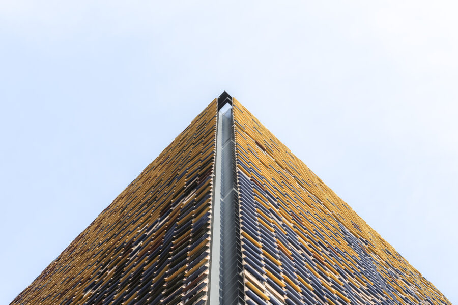 La sostenibilidad estimula el diseño de proyectos arquitectónicos con edificios singulares protagonizados por piezas cerámicas a medida.