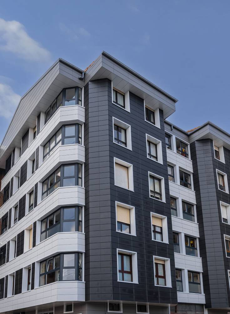 Edificio renovado con cerámica FAVEKER® en su fachada ventilada, transformando su estética y mejorando su rendimiento térmico.