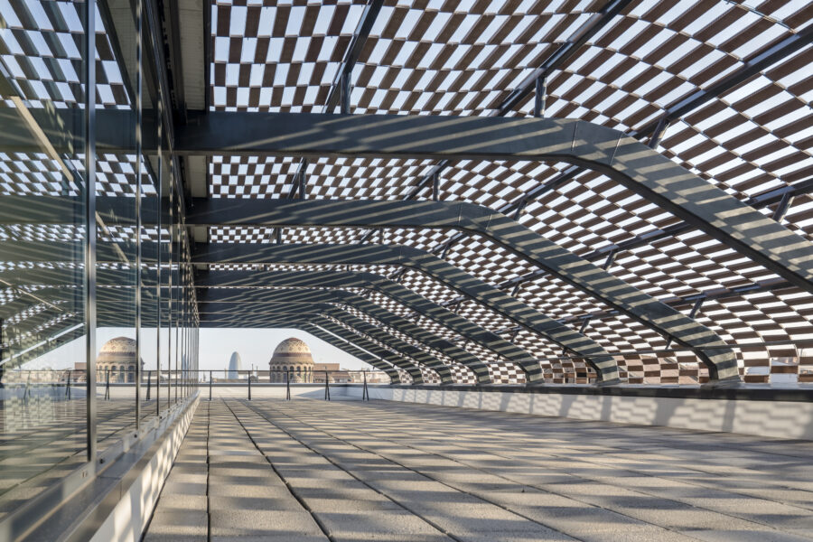 Proyectos arquitectónicos singulares con fachadas ventiladas FAVEKER®, mostrando piezas cerámicas personalizadas y sistemas de fijación en diversas estructuras.