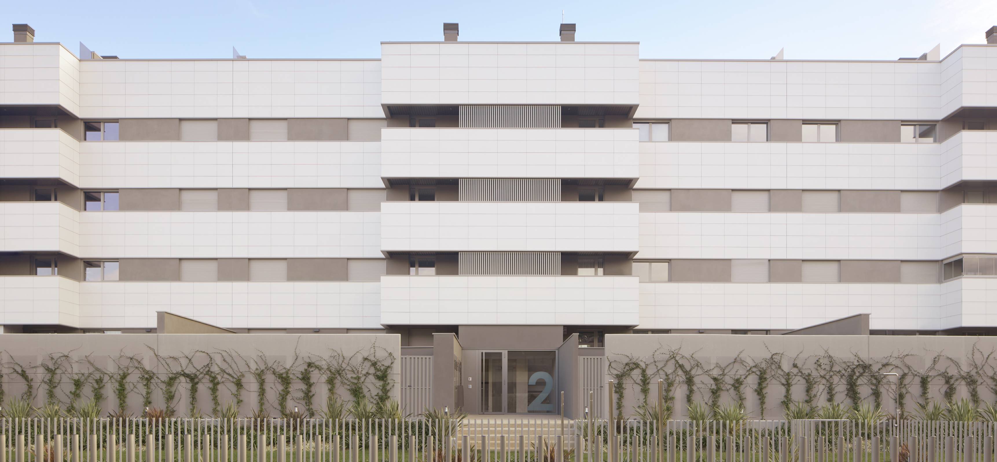 Fachada ventilada en Gardea Residencial