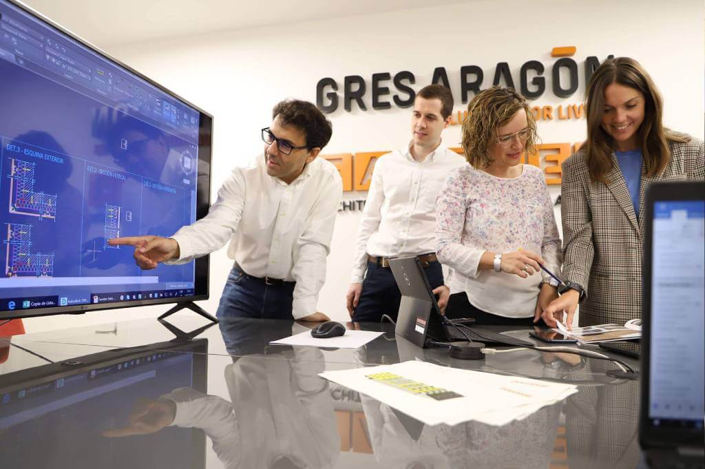 Equipo de ingenieros y técnicos de FAVEKER® ofreciendo asesoramiento integral y consultoría técnica en proyectos de fachadas ventiladas.