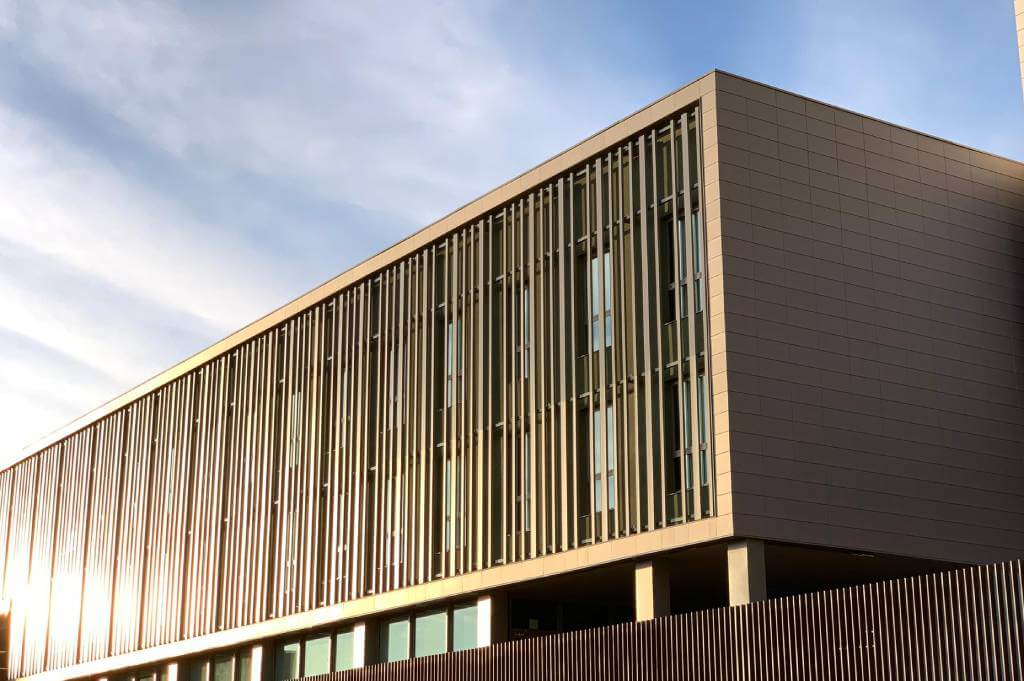 Fachadas ventiladas FAVEKER® adaptadas a diferentes tipos de proyectos, ofreciendo soluciones personalizadas para rehabilitación, obra nueva y proyectos a medida.
