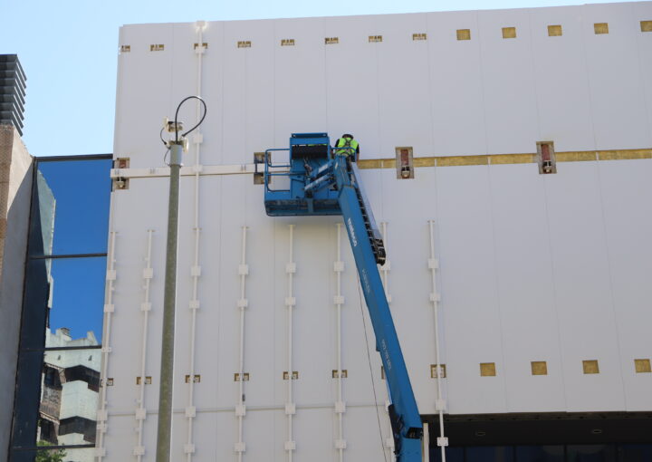 Building renovation with a ceramic ventilated facade