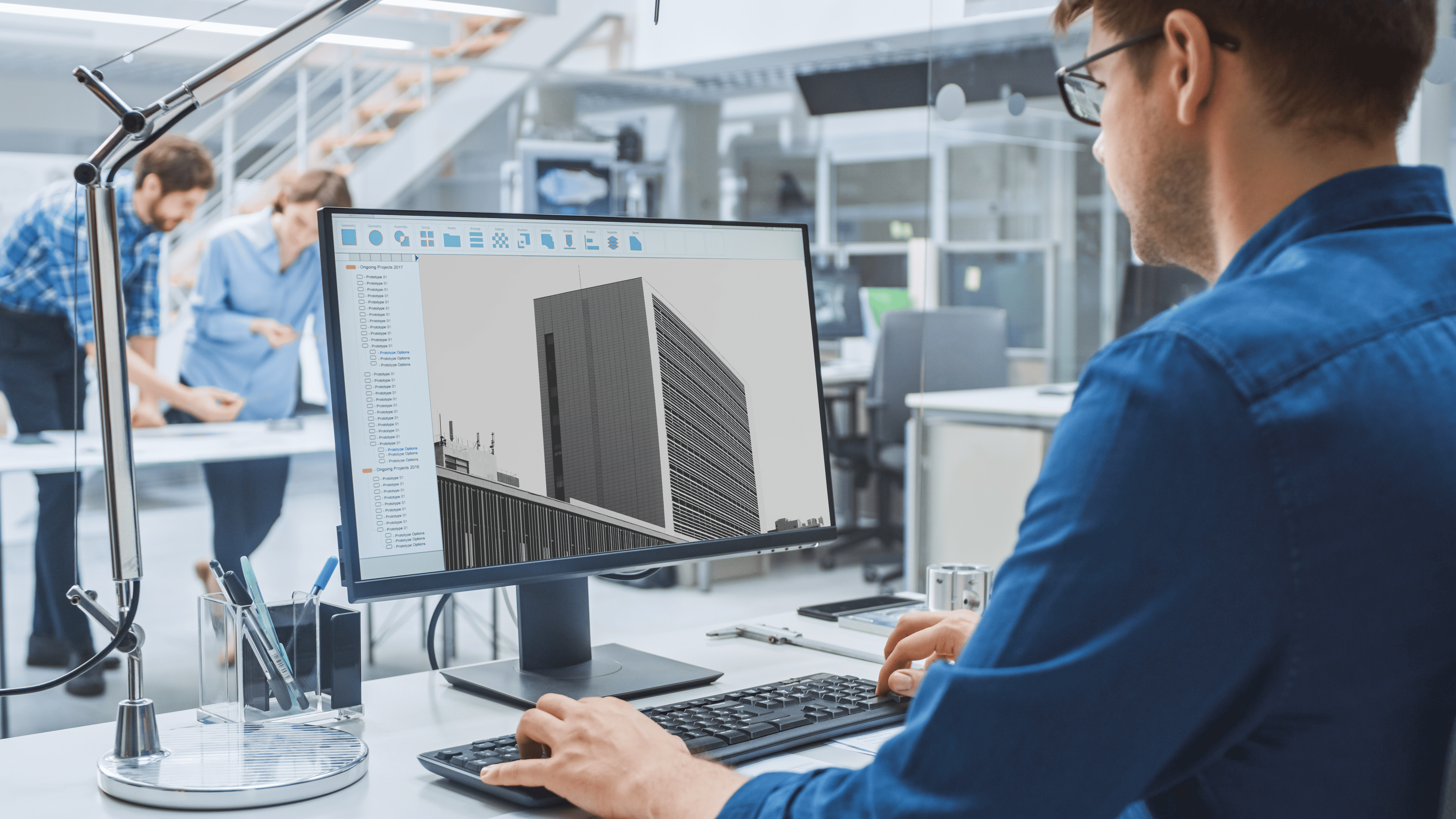 Equipo de arquitectos en un estudio moderno utilizando inteligencia artificial para optimizar el diseño de un proyecto arquitectónico