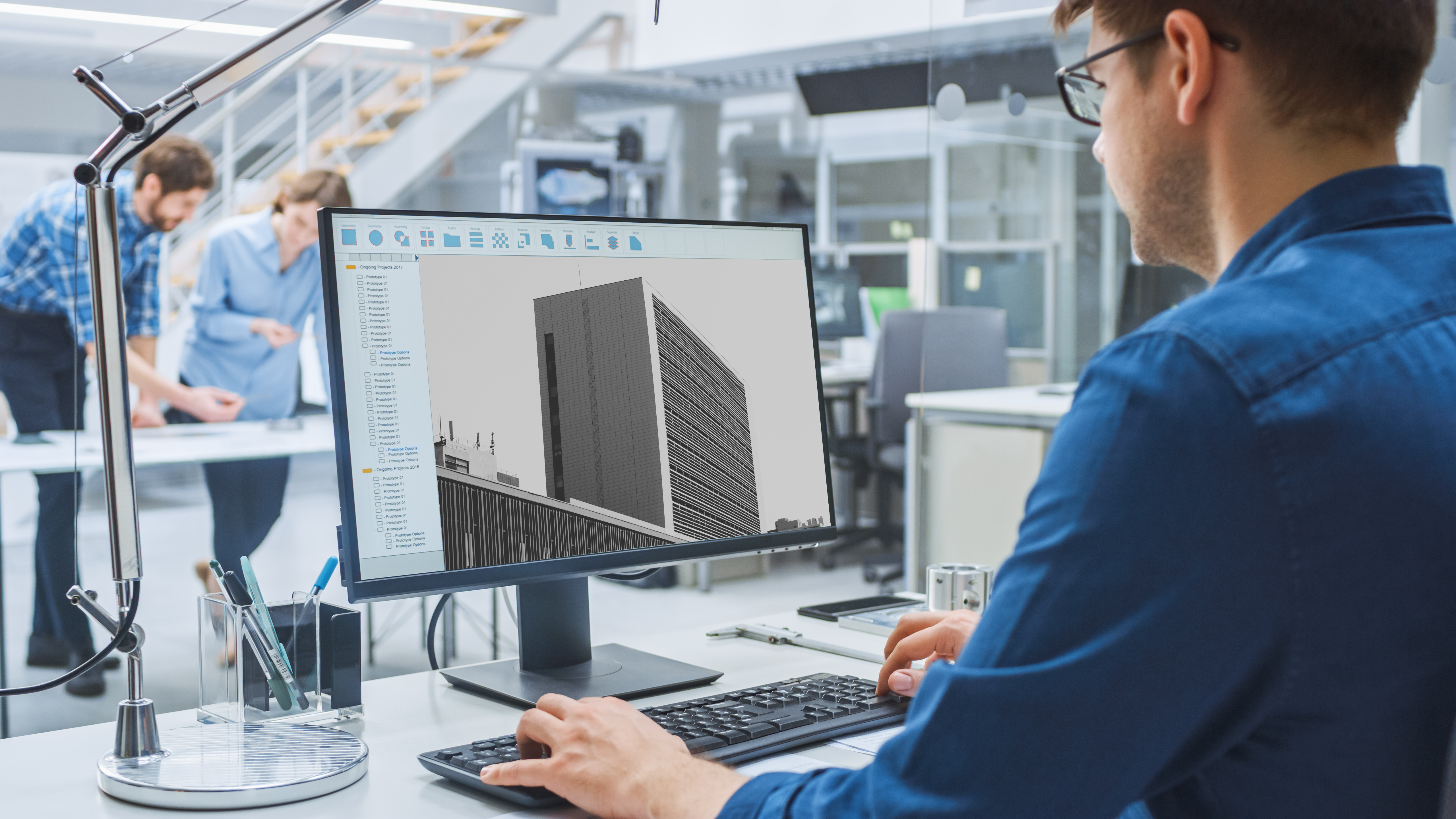 Equipo de arquitectos en un estudio moderno utilizando inteligencia artificial para optimizar el diseño de un proyecto arquitectónico