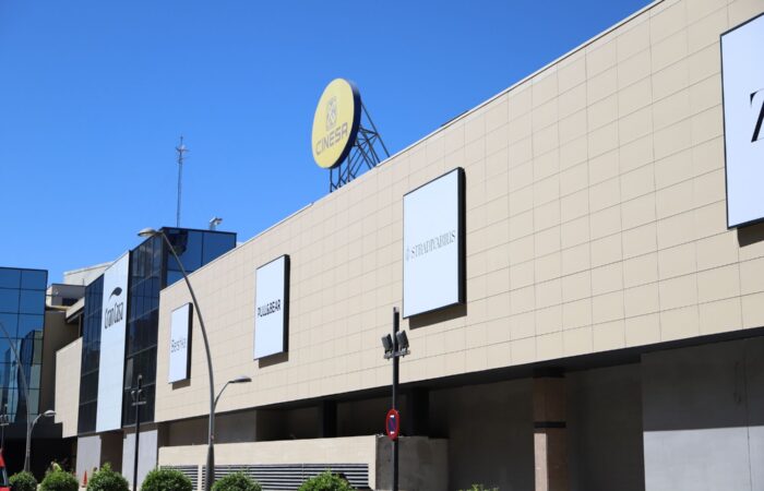 Fachada ventilada de centro comercial con placas cerámicas de FAVEKER® que crean volúmenes y texturas para un diseño único