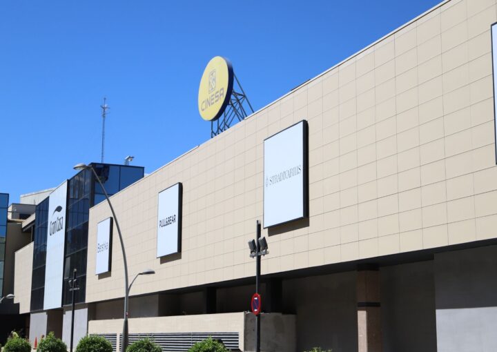 Fachada ventilada de centro comercial con placas cerámicas de FAVEKER® que crean volúmenes y texturas para un diseño único