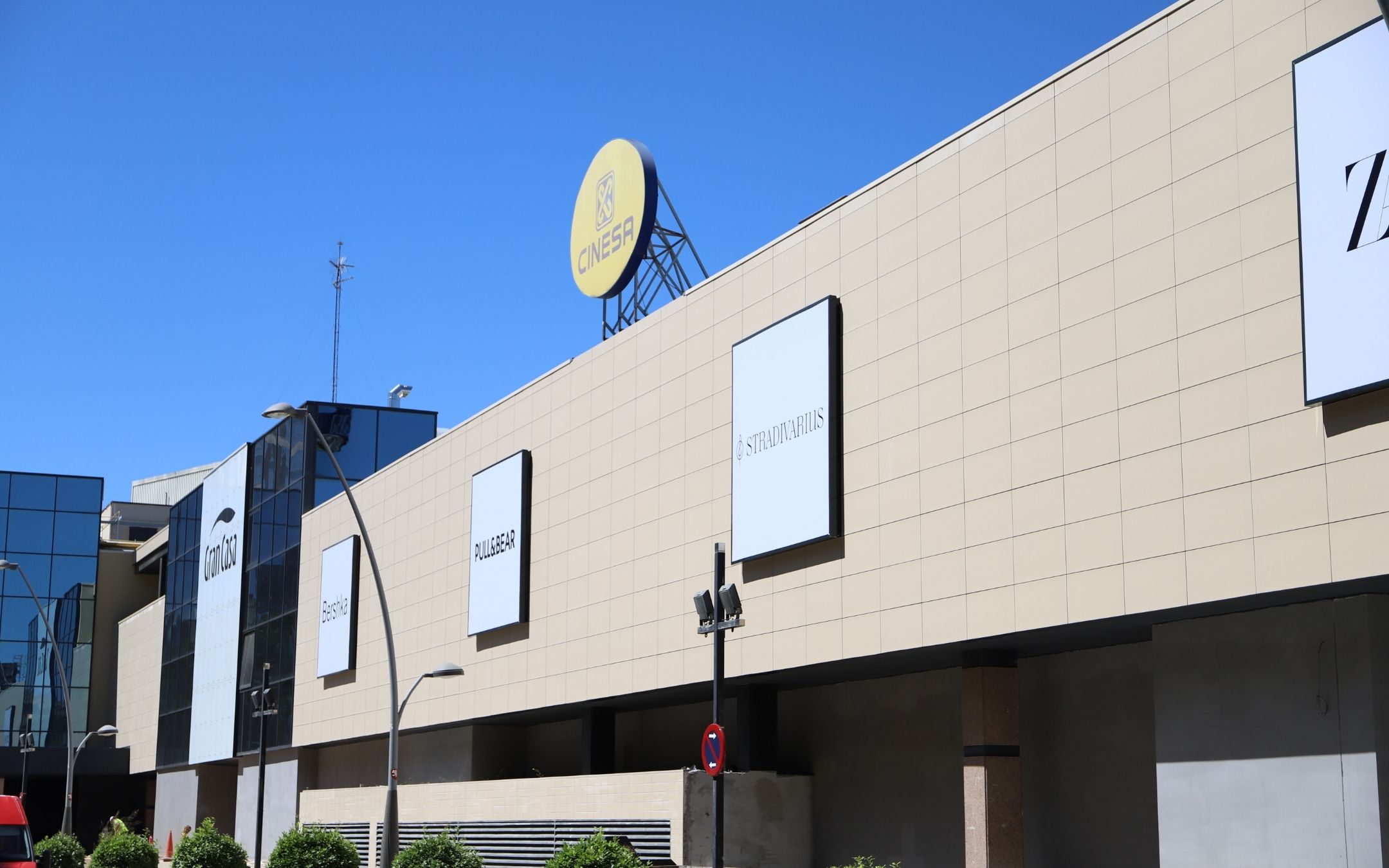 Fachada ventilada de centro comercial con placas cerámicas de FAVEKER® que crean volúmenes y texturas para un diseño único