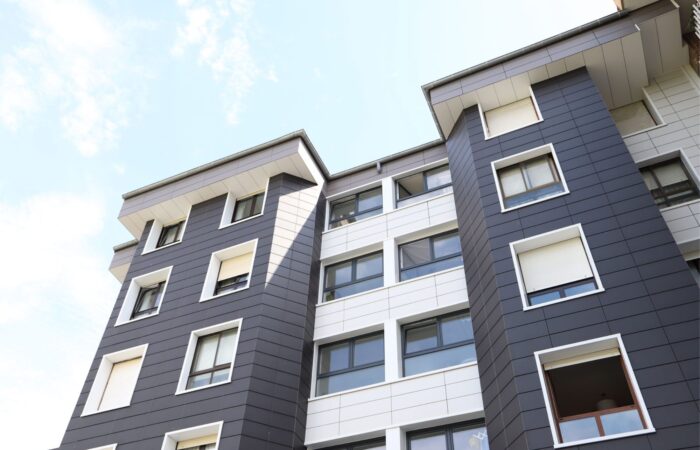 Rehabilitación de edificio residencial con fachada ventilada cerámica para mejorar el ahorro energético de la comunidad.