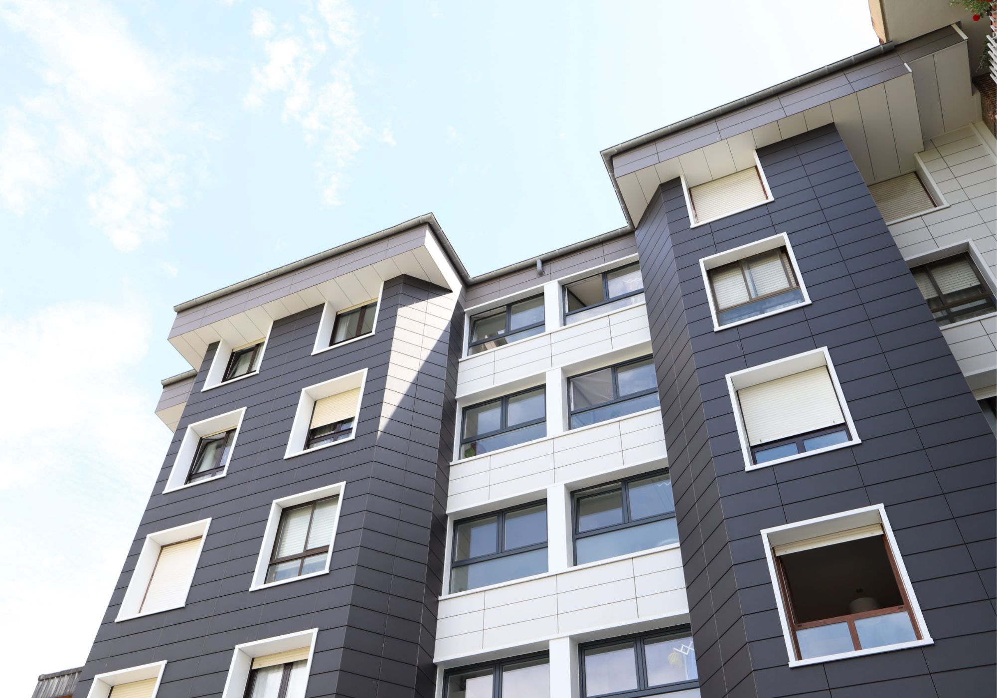 Rehabilitación de edificio residencial con fachada ventilada cerámica para mejorar el ahorro energético de la comunidad.