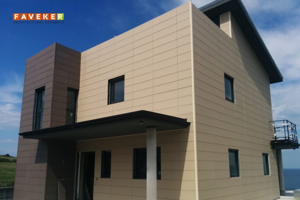 Vivienda unifamiliar en Castro Urdiales revestida con fachada ventilada de cerámica extruida para proteger la fachada frente al salitre, la humedad y el calor extremo.