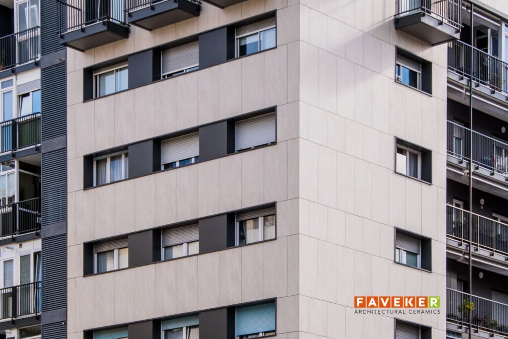 Edificio residencial rehabilitado con fachada ventilada de cerámica para proteger la fachada del salitre, la humedad y las altas temperaturas.