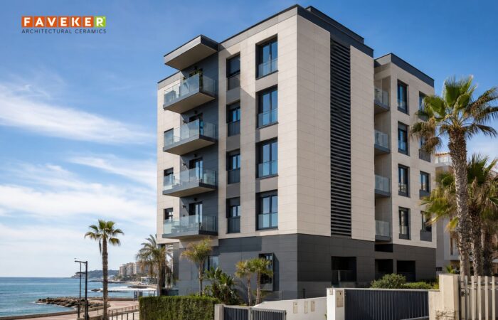 Edificio residencial en zona costera con fachada ventilada de cerámica extruida, diseñada para proteger la envolvente frente a la corrosión salina y las olas de calor.