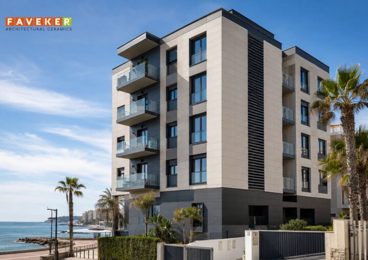 Edificio residencial en zona costera con fachada ventilada de cerámica extruida, diseñada para proteger la envolvente frente a la corrosión salina y las olas de calor.