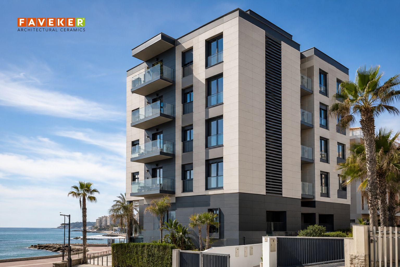 Edificio residencial en zona costera con fachada ventilada de cerámica extruida, diseñada para proteger la envolvente frente a la corrosión salina y las olas de calor.