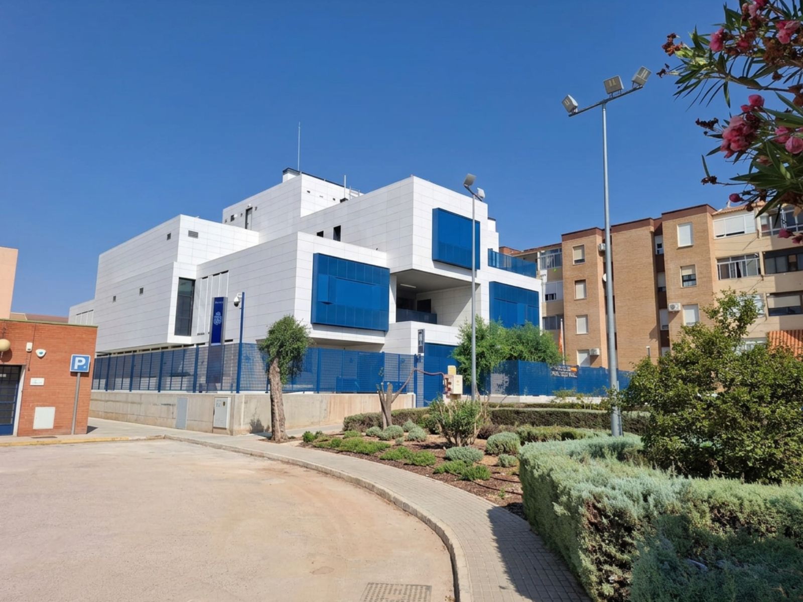 Fachada cerámica FAVEKER de la Comisaría de Policía Nacional de Andújar